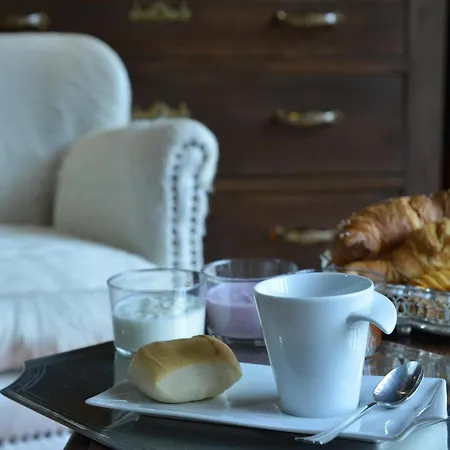 La Maison De Dolphe De Charme & Art Gallery Bed & Breakfast 3*