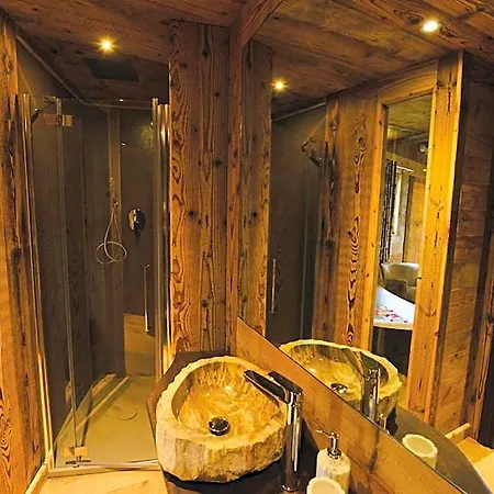 Bed & Breakfast La Maison De Dolphe De Charme & Art Gallery Brusson