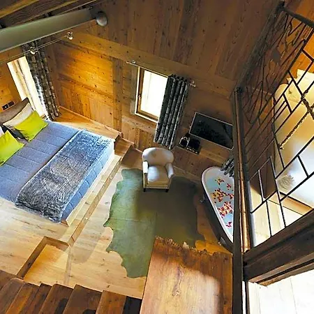 La Maison De Dolphe De Charme & Art Gallery Bed & Breakfast