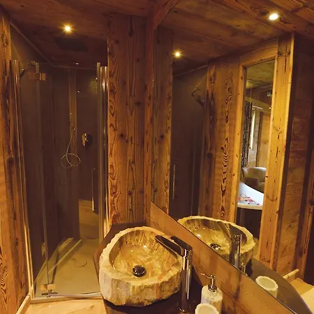 La Maison De Dolphe De Charme & Art Gallery 2*