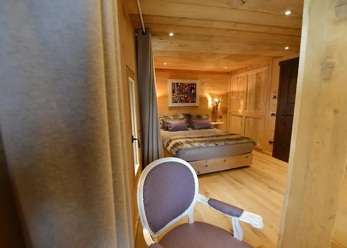 La Maison De Dolphe De Charme & Art Gallery