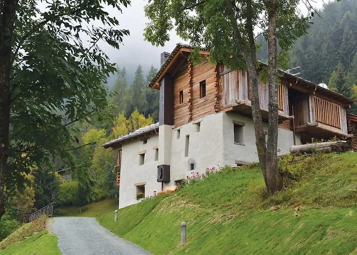 La Maison De Dolphe De Charme & Art Gallery Bed & Breakfast