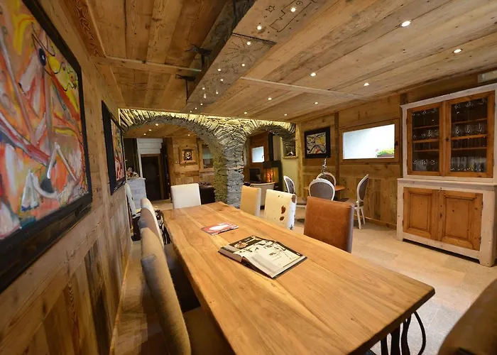 La Maison De Dolphe De Charme & Art Gallery Bed & Breakfast